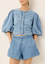 ROWAN TOP IN LIGHTWASH