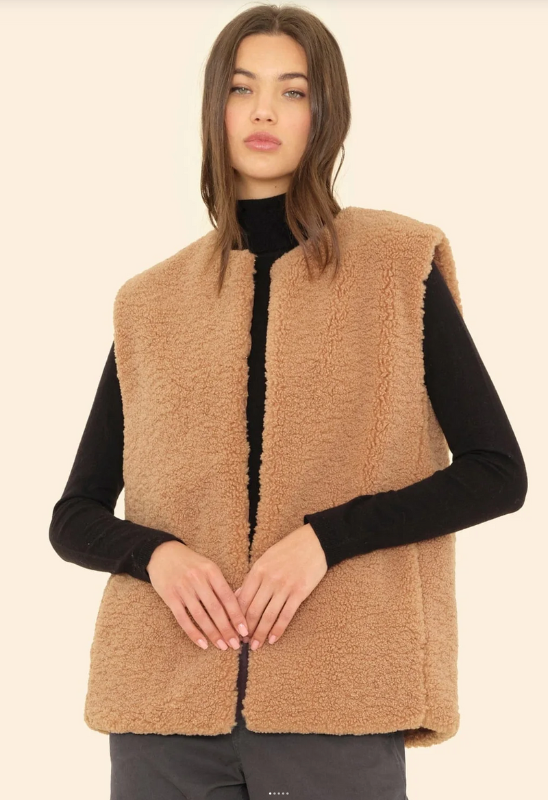 THEA VEST IN TEDDY BROWN