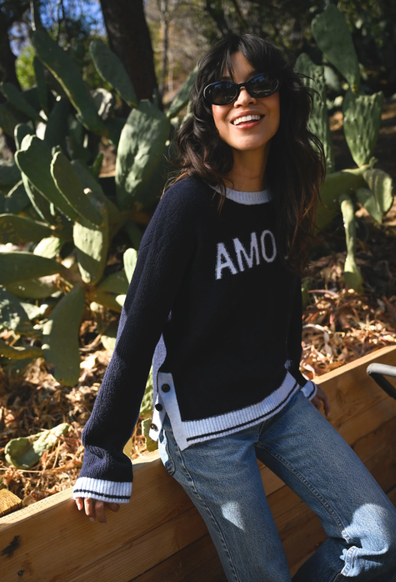 AMOUR INTARSIA SWEATER W/ BUTTON SIDE SLITS IN NAVY