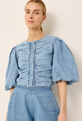 ROWAN TOP IN LIGHTWASH