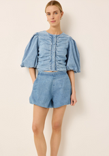 ROWAN TOP IN LIGHTWASH